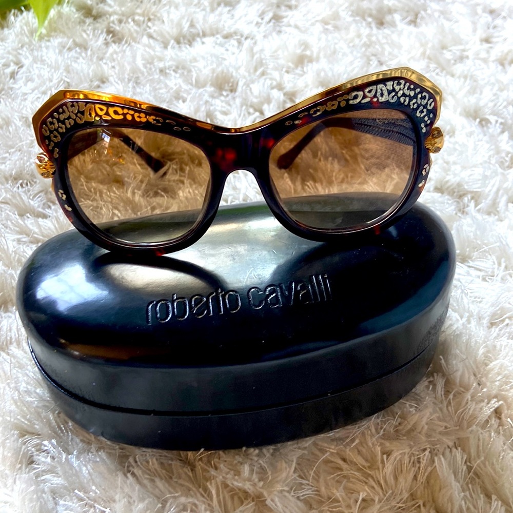 Embellished Roberto cavalli’s brown shades.